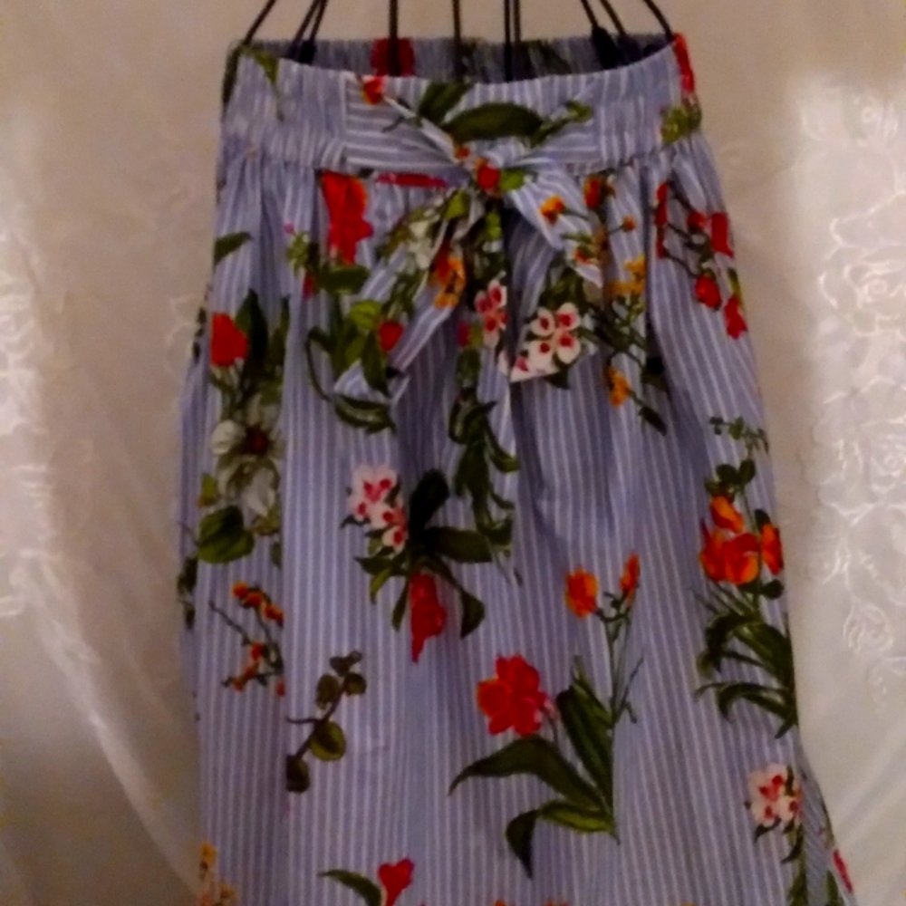 NWT..."TRULY FOR YOU"..FLORAL COTTON..SZ.MED..LADIES SKIRT
